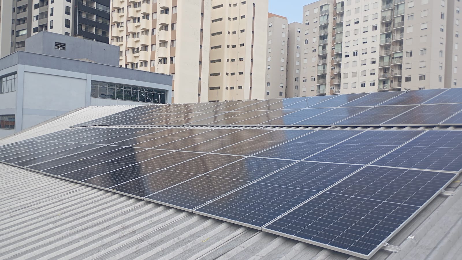 Módulos solares instalados no telhado da igreja