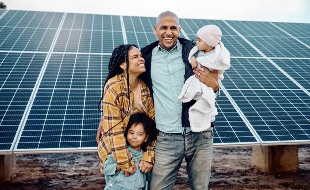 Família em casa com painéis de energia solar da Lumovita